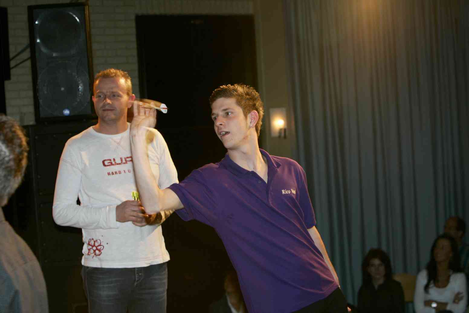 De Limburgse darter Rico Vonk met overgave gooien voor stichting Intermobiel